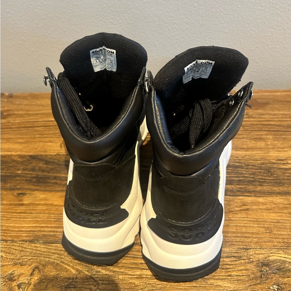 NWOT Sorel Women's Kinetic Rnegd Conquest Shoe Black Sea Salt 8 - Picture 3 of 10
